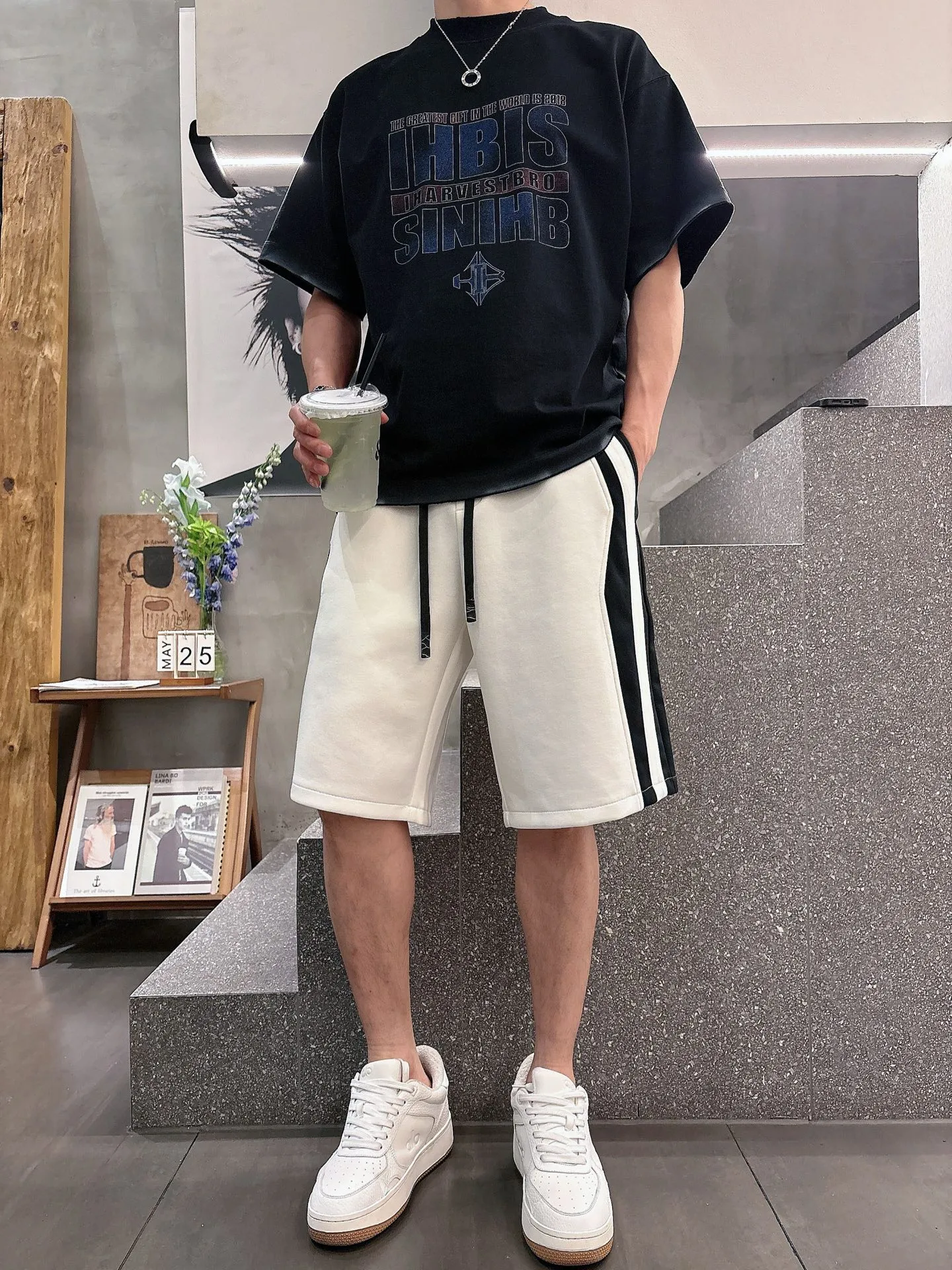 Balenciaga's three-standard complete 2026 summer New Arrival men's casual shorts, advanced custom-made Breathable fabric, Breathable fabric, extremely stretchy and comfortable, impeccable details, top-grade accessories, original logo design concept, delicate and soft feel! The upper body fit is awesome! Size: M-XXXL Please state your height and weight when ordering